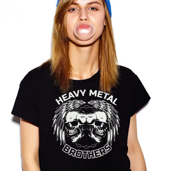 Mujer posando con la camiseta de Heavy Metal en color negro y estampado blanco