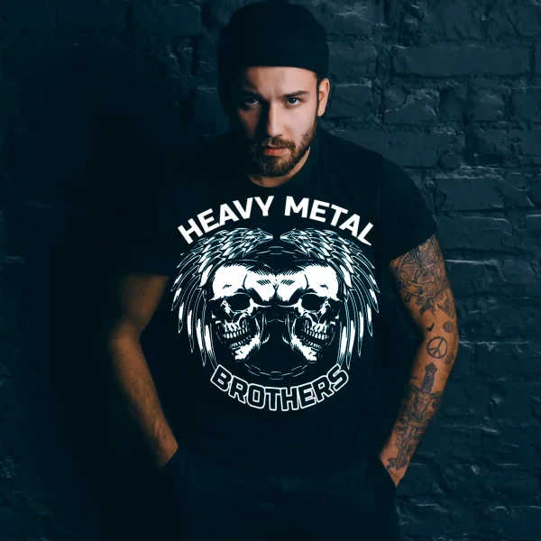 Hombre posando con nuestra camiseta de rock exclusiva para amantes del rock y el heavy metal